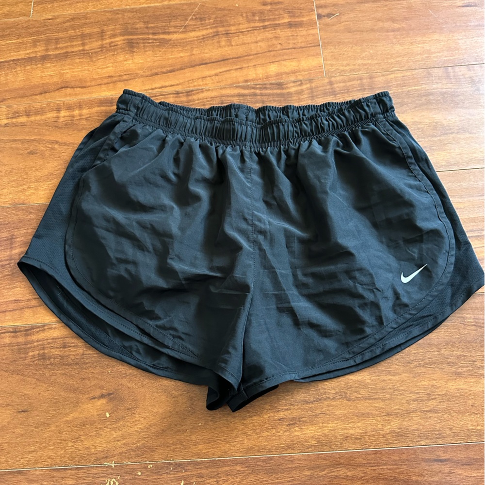 Women’s Nike Tempo Running Shorts. Size XL. Black/Black.